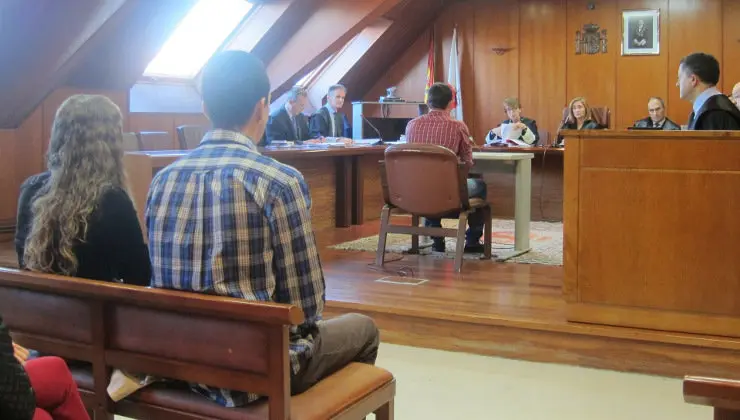 Un momento del juicio a los j&oacute;venes por el homicidio del tendero chino de Torrelavega