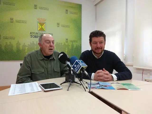 El concejal presentando el evento