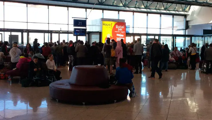 Pasajeros del vuelo c&aacute;rter Tinduf-Madrid, retenidos en Argel. Foto: Twitter (@Verito_OL)