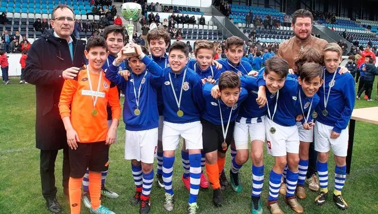 Equipo de alevines de la Gimn&aacute;stica de Torrelavega junto al alcalde y el concejal de Deportes