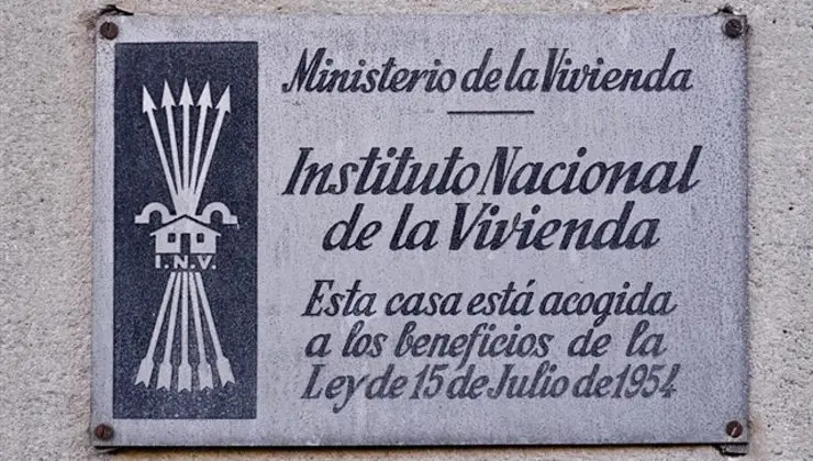 Placa con el yugo y las flechas de Falange