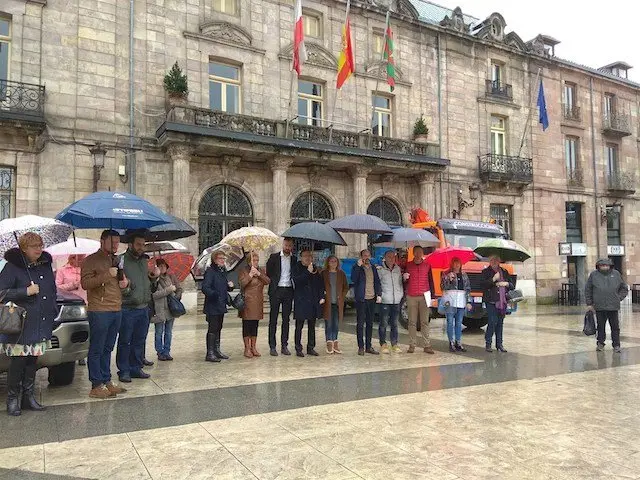 Minuto de silencio frente al Palacio Municipal