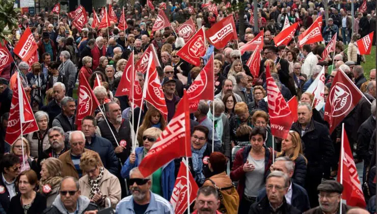 Los organizadores cifran en 7.000 personas los asistentes a la manifestaci&oacute;n | Foto- CCOO Cantabria