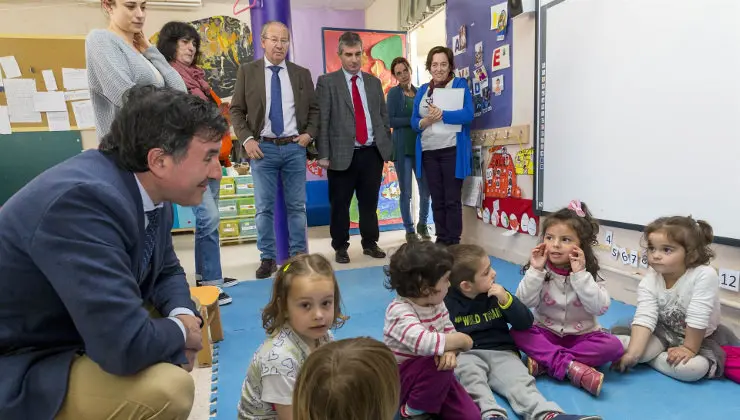 Una imagen de la visita de Ma&ntilde;anes al CEIP Monte Corona de Ud&iacute;as