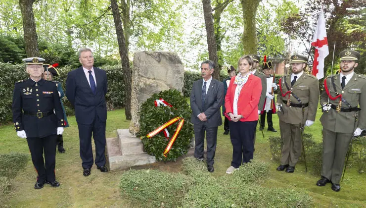 El presidente de Cantabria, Miguel &Aacute;ngel Revilla, y la alcaldesa de Camargo, Esther Bolado, durante el homenaje a Pedro Velarde