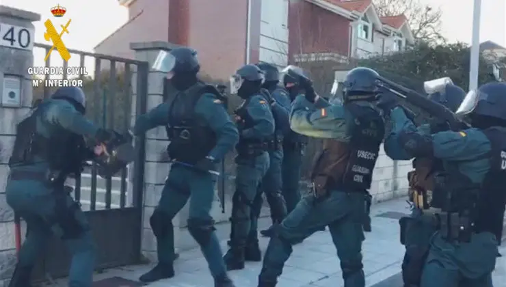 La Guardia Civil, durante uno de los registros en una vivienda