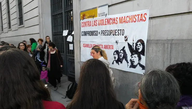 Los manifestantes han pegado la pancarta sobre el letrero de la Delegaci&oacute;n del Gobierno en Cantabria