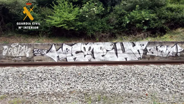 Pintadas realizadas en las v&iacute;as de Renfe entre Somahoz y Las Fraguas