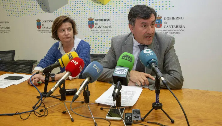 El consejero de Educaci&oacute;n, Cultura y Deporte, Francisco Javier Fern&aacute;ndez Ma&ntilde;anes, y la directora de Formaci&oacute;n Profesional y Educaci&oacute;n Permanente, Mar&iacute;a Jes&uacute;s Reimat