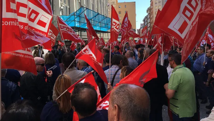 Concentraci&oacute;n ante la sede de CEOE Cantabria, este martes en Santander