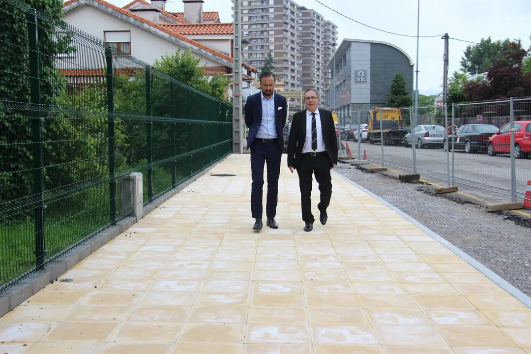 El alcalde de Torrelavega, Jos&eacute; Manuel Cruz Viadero, y el primer teniente de alcalde, Javier L&oacute;pez Estrada,