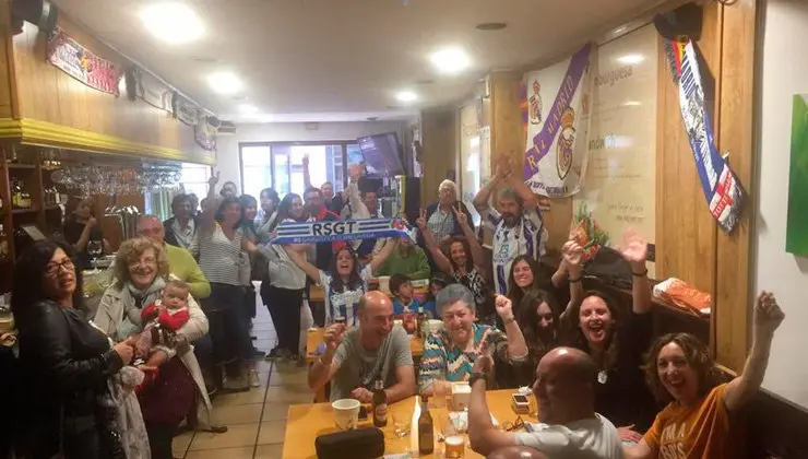 Aficionados de la Gimn&aacute;stica de Torrelavega celebran el ascenso a Segunda B en el bar Lorens. Foto- edc