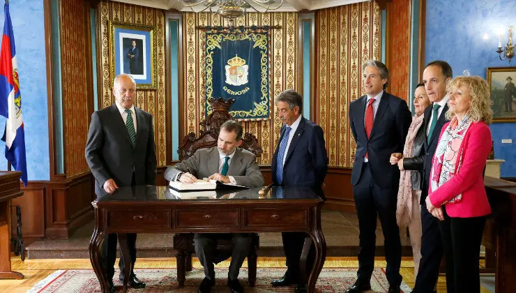 Felipe VI firma ante Barrio, Revilla, De la Serna, Gorostiaga, Ruiz y D&iacute;az Tezanos