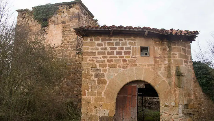 La Torre de Cadalso es uno de los edificios de la Lista Roja del Patrimonio. Foto- Ayuntamiento de Valderredible