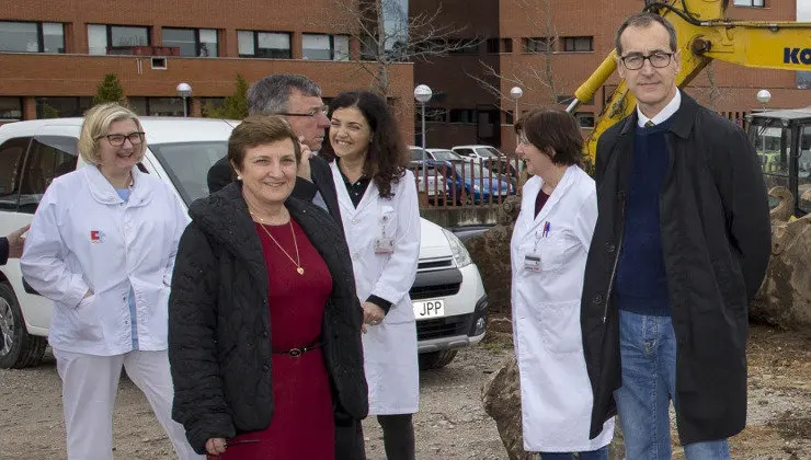 El pediatra Benigno Caviedes (der.), junto a la consejera de Sanidad, Mar&iacute;a Luisa Real. Detr&aacute;s, el anterior director del SCS, Juli&aacute;n P&eacute;rez