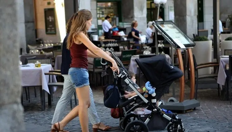 Dos mujeres pasean un beb&eacute;