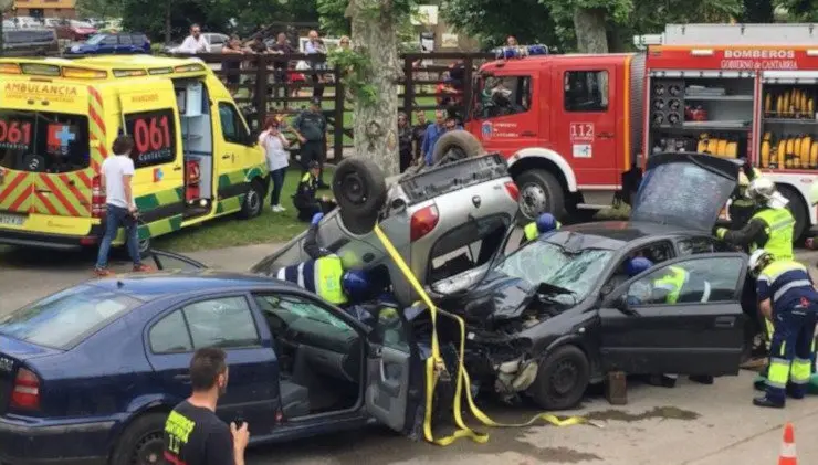 Simulacro de un accidente de tr&aacute;fico en Cartes | Foto- 061 Cantabria