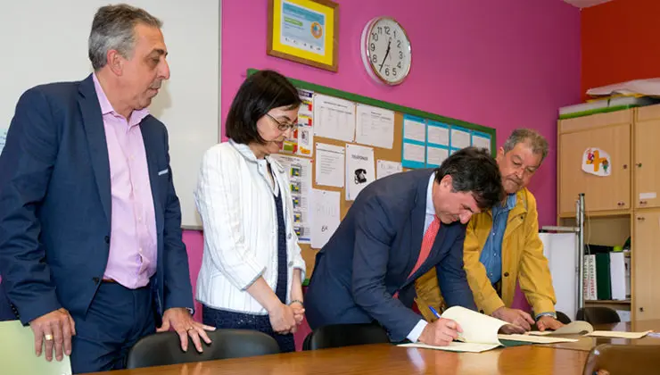 Ma&ntilde;anes suscribe un convenio con el Ayuntamiento de Miengo, este lunes