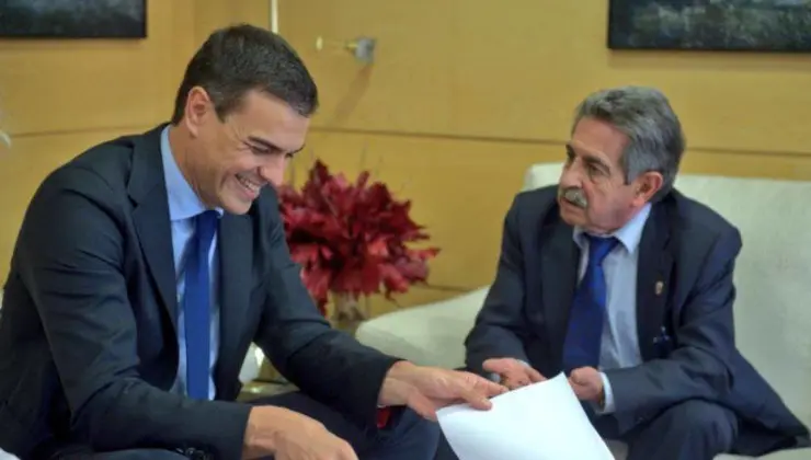 Pedro S&aacute;nchez y Miguel &Aacute;ngel Revilla durante una reuni&oacute;n | Facebook- Miguel &Aacute;ngel Revilla
