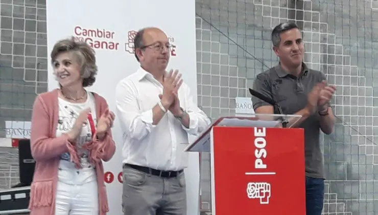 Pablo Zuloaga junto a Mar&iacute;a Luisa Carcedo y Dionisio Luguera