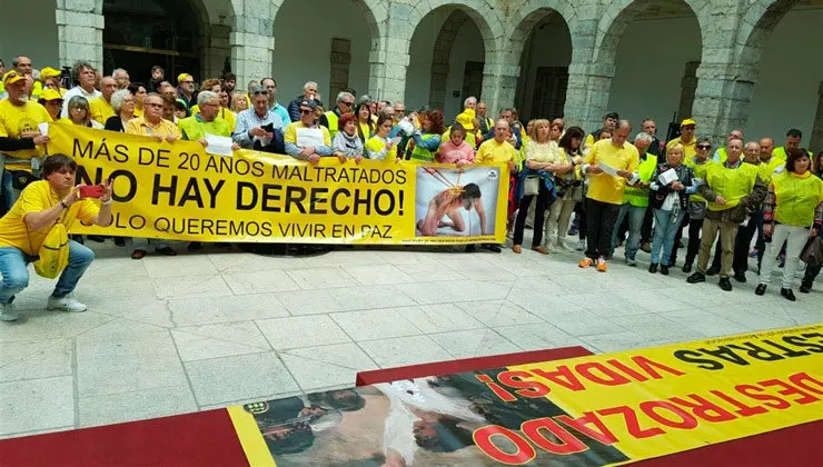Miembros de AMA en el Parlamento de Cantabria