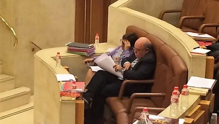 Real, junto a Sota, en el banco del Gobierno en el Parlamento