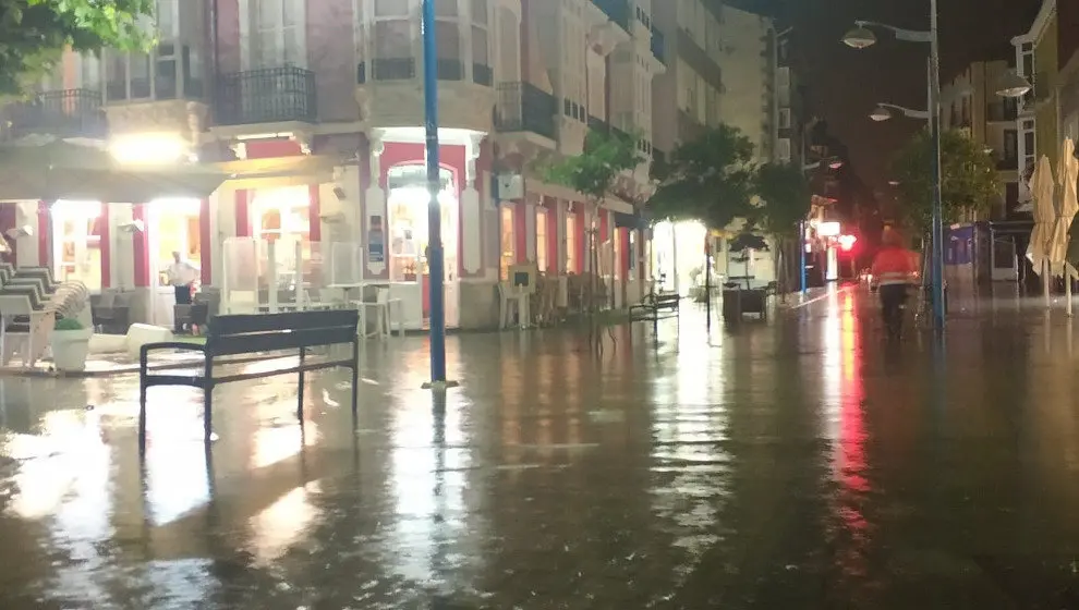 Calle inundada anoche en Santo&ntilde;a