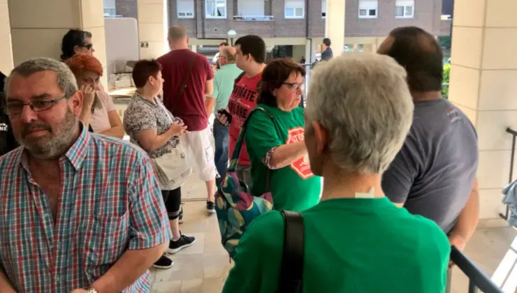 Activistas de Stop Desahucios y vecinos, durante la paralizaci&oacute;n del desahucio en Muriedas  L.A. Twitter