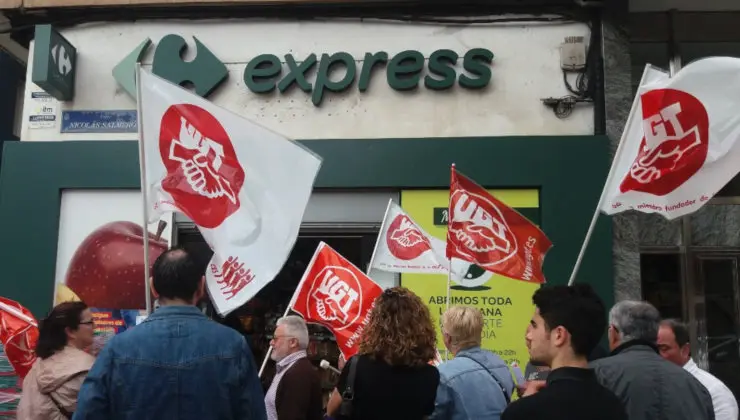 Protesta de UGT en Cantabria ante uno de los establecimientos franquiciados de Carrefour Express en Santander
