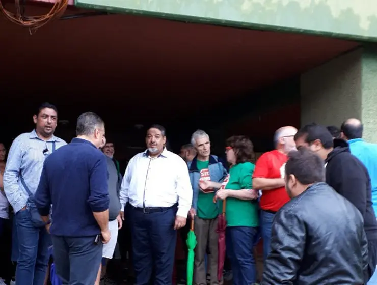 Activistas y vecinos celebran la paralizaci&oacute;n del desahucio. Fotos AM y Stop Desahucios