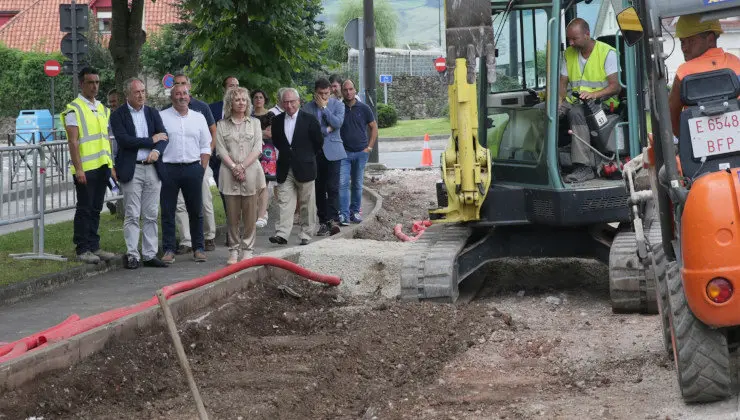 Eva D&iacute;az Tezanos visita las obras del carril bici