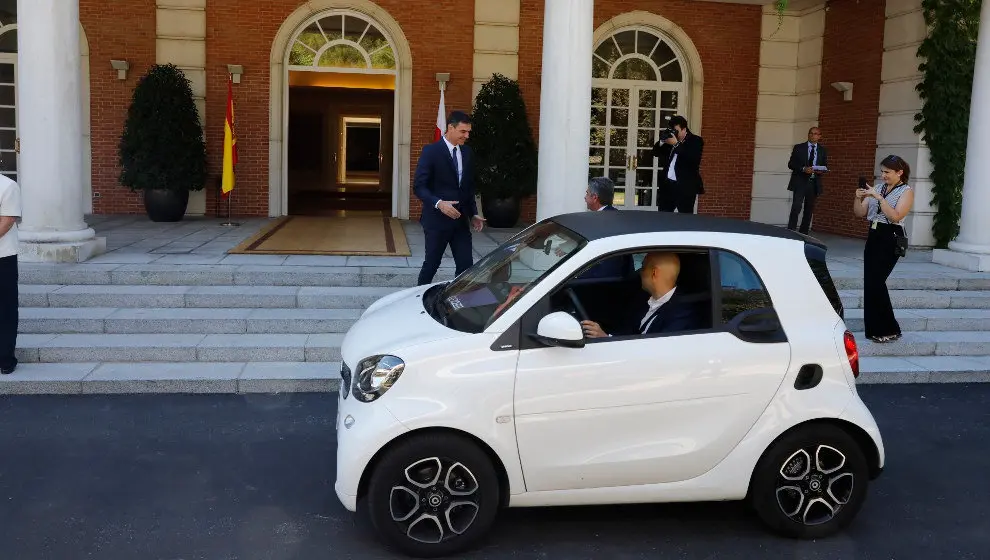 S&aacute;nchez saluda a Revilla a la llegada de &eacute;ste a La Moncloa