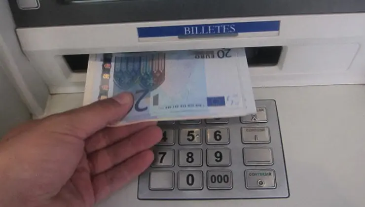 La-mujer-extra&iacute;a-dinero-de-