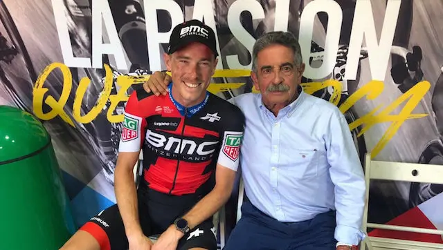 Rohan Dennis posa con Miguel &Aacute;ngel Revilla tras su victoria en la contrarreloj