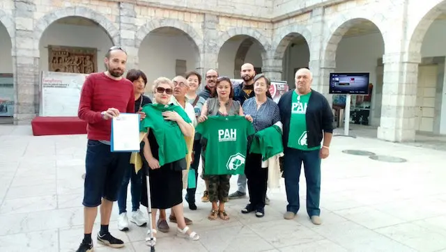 Los miembros de la PAH muestran las firmas este martes en el Parlamento