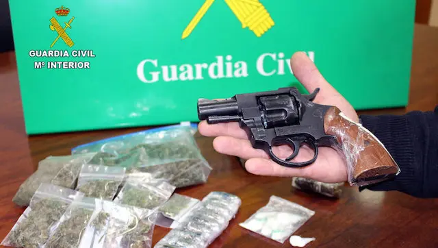 Pistola y drogas intervenidas en la operaci&oacute;n