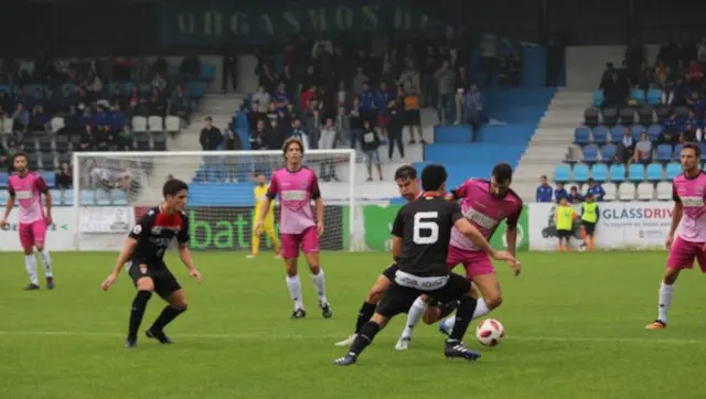 Un instante del partido entre la Gimn&aacute;stica de Torrelavega y la UD Logro&ntilde;&eacute;s