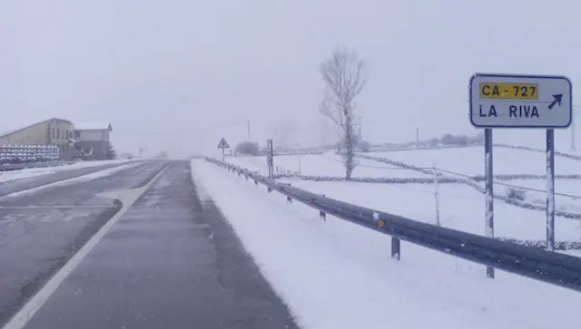 Nieve en una carretera c&aacute;ntabra