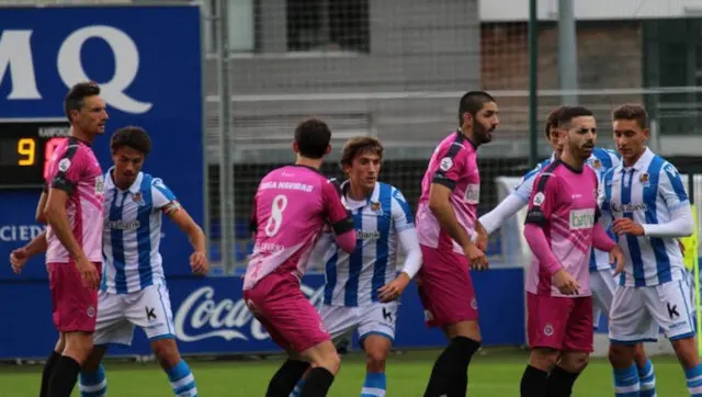 Instante del partido entre la Real Sociedad B y la Gimn&aacute;stica de Torrelavega