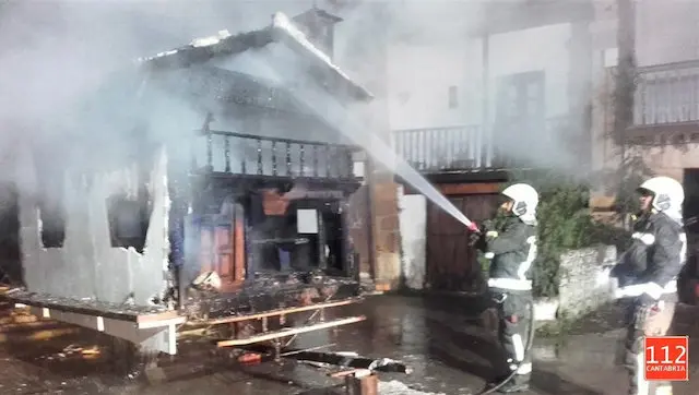 Bomberos apagan el incendio de Esles