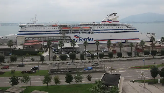 Ya ha comenzado a instalarse la valla del Puerto de Santander
