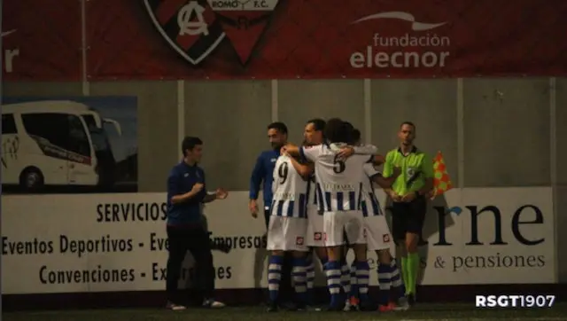 Los jugadores de la Gimn&aacute;stica celebran el gol ante el Arenas de Getxo
