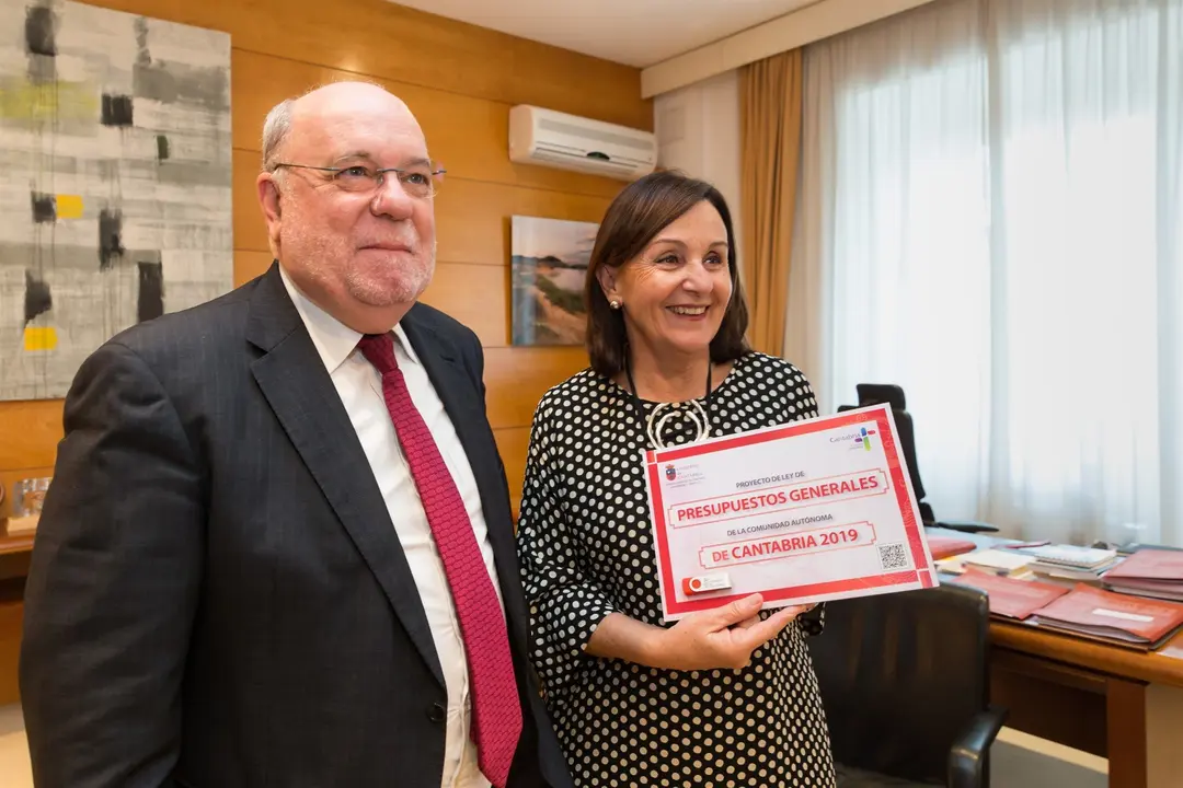 Sota registra los presupuestos en el Parlamento
