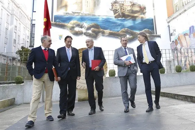 Maz&oacute;n con su equipo presentando los presupuestos 