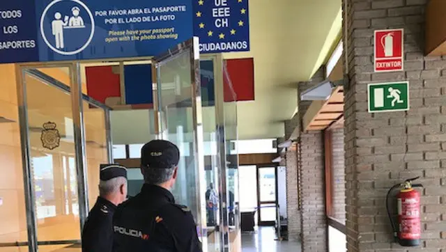 Polic&iacute;as en el aeropuerto de Santander