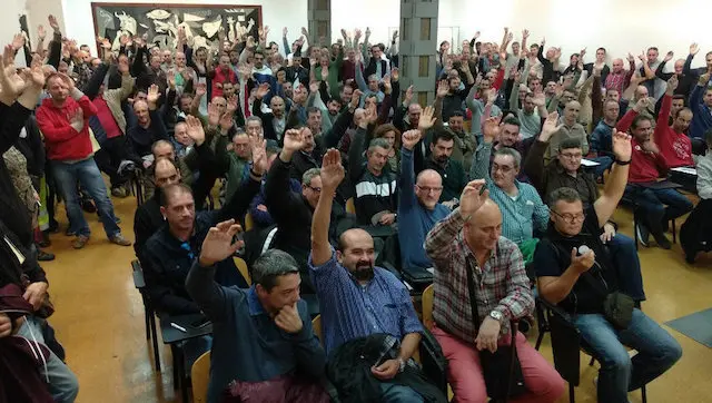 Delegados de CCOO y UGT votan el preacuerdo del convenio colectivo del metal