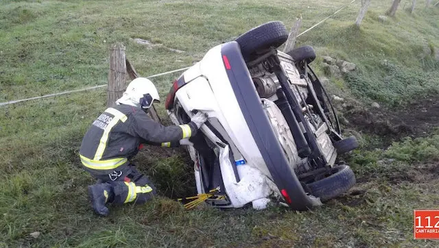 Un bombero examina el veh&iacute;culo