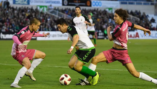 Instante del partido entre el Racing y la Gimn&aacute;stica