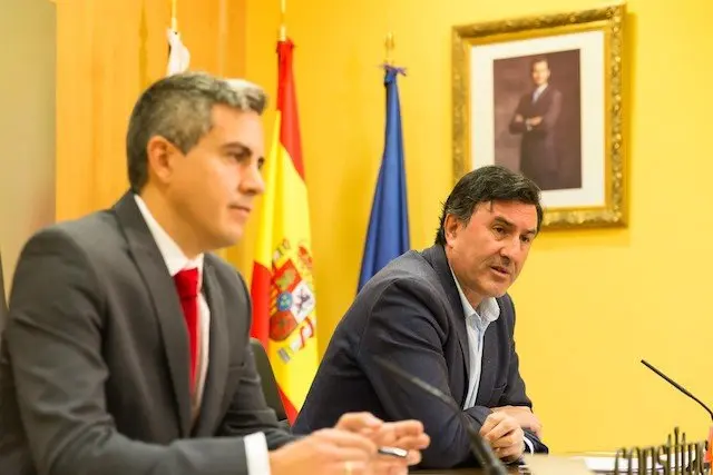 Pablo Zuloaga, y el consejero de Educaci&oacute;n, Cultura y Deporte, Francisco Fern&aacute;ndez Ma&ntilde;anes