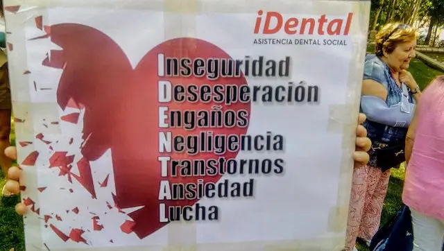 Cartel contra iDental